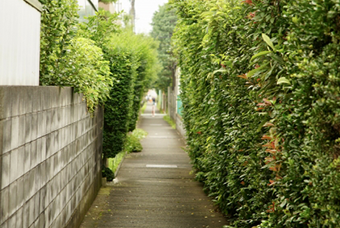 せまい場所や斜⾯でも